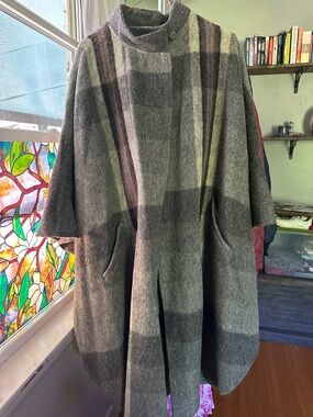 Portrait 100% wool poncho